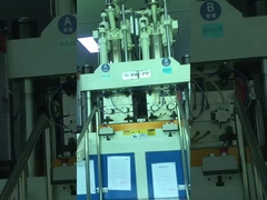 2색 장난감 포탄에 사용되는 수직 두 배 색깔 사출 성형 기계 120Ton